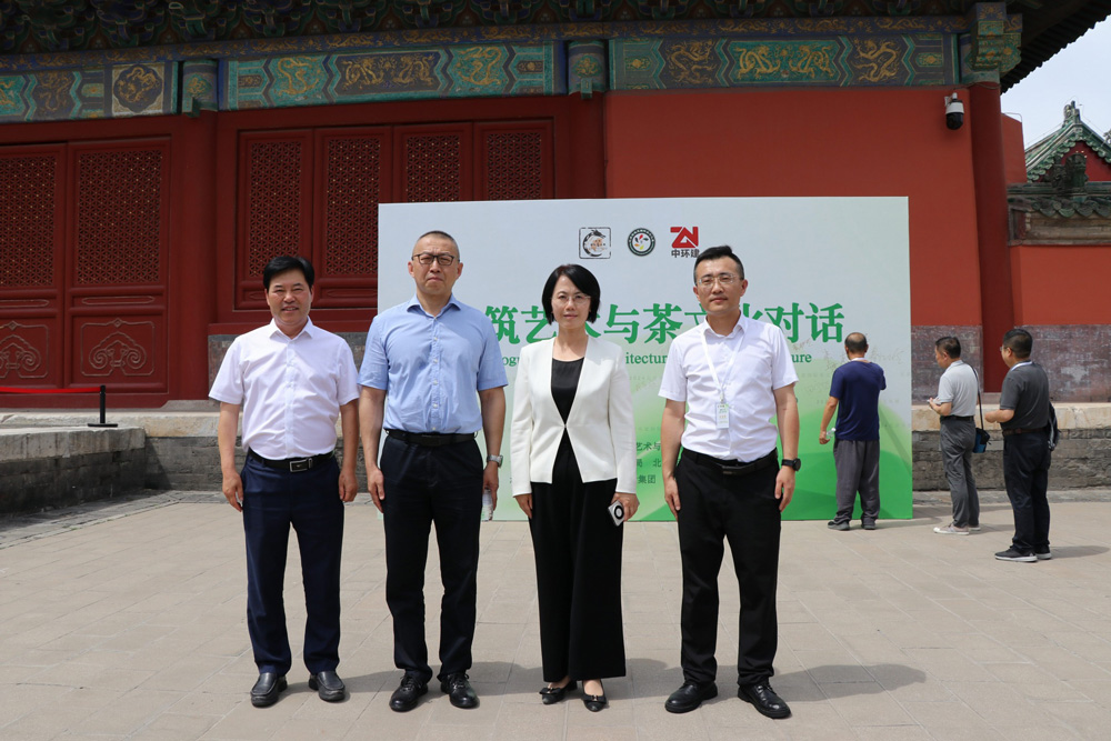 王小召董事长与西城区领导合照