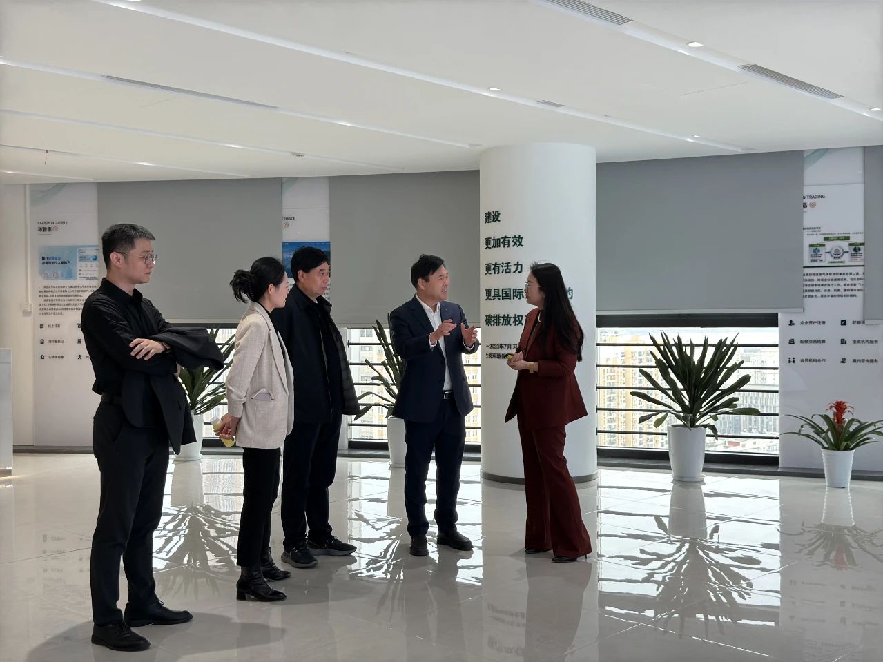 中环建生态董事长王小召携集团清瑞绿色发展科技团队一行访问湖北碳交中心的展示大厅