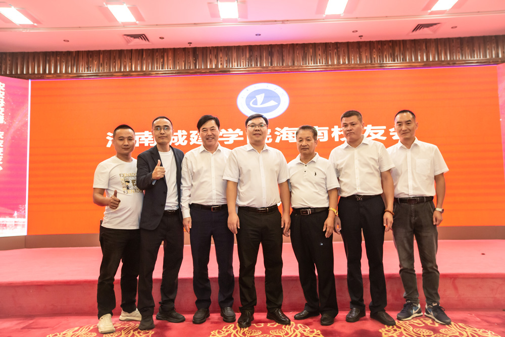 王小召董事长与校友们合影