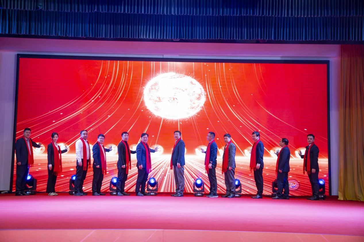 中环建生态董事长王小召与六省数字经济相关单位代表共同登台启动2025中部数字经济产业发展大会暨数智创新博览会